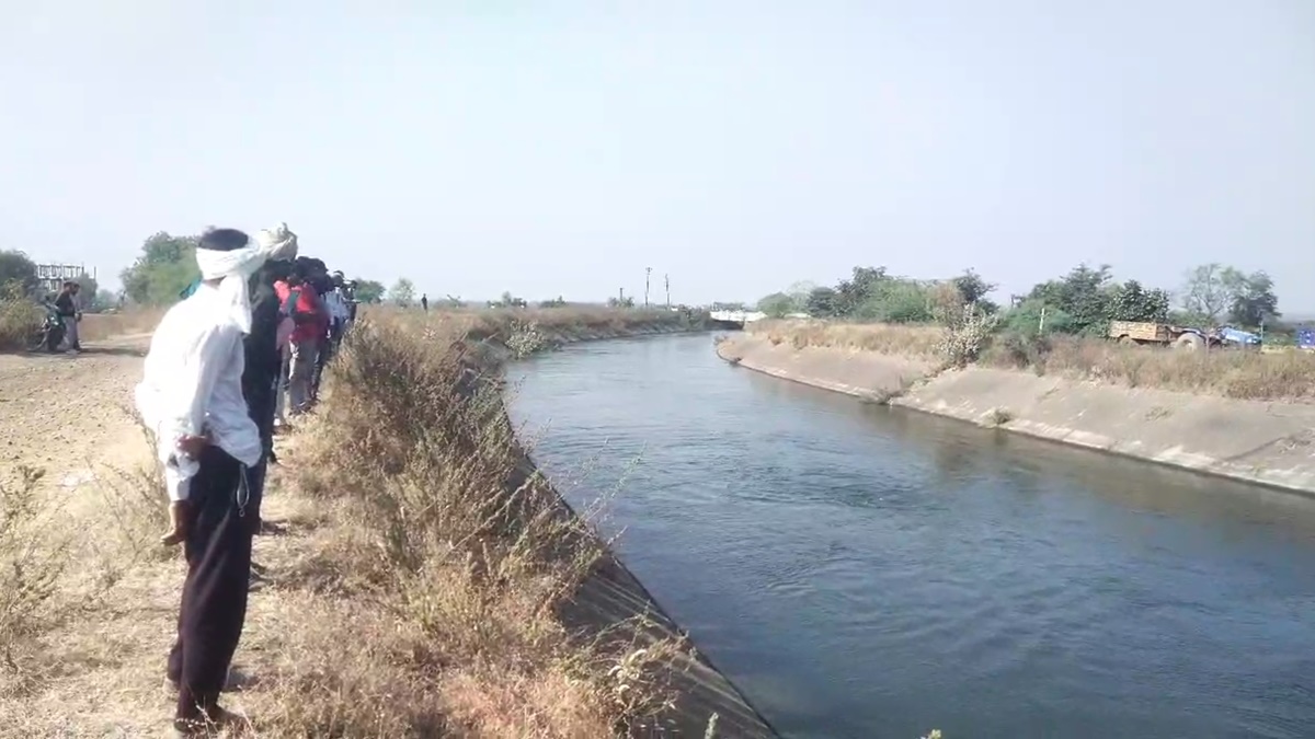 ओंकारेश्वर में बड़ा हादसा: स्कूटी समेत नहर में गिरी मां-बेटी, ये रही हादसे की वजह