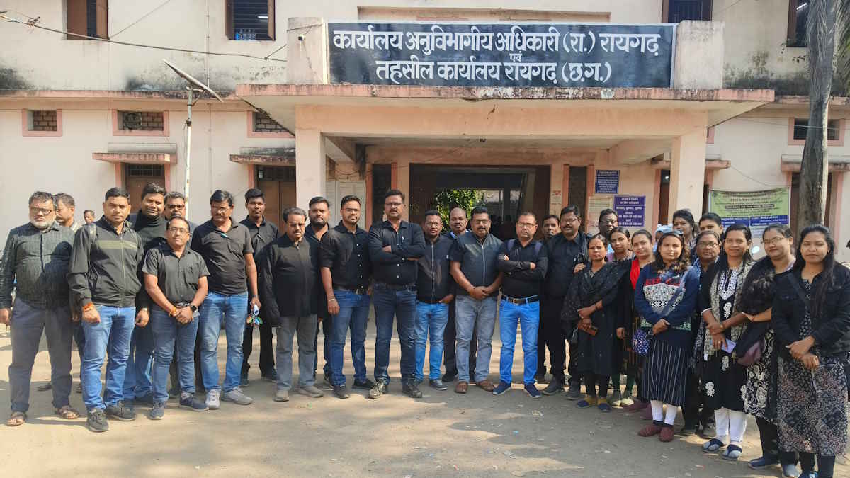 पटवारियों ने किया ऑनलाइन कार्यों का बहिष्कार, कार्यालयों के बैरंग लौटने को मजबूर जरूरतमंद…