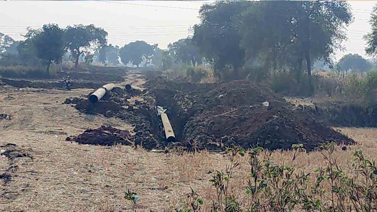 ‘गेल इंडिया’ खेतों में बिछा रही पाइपलाइन, परेशान किसान उचित मुआवजा नहीं देने का लगा रहे आरोप