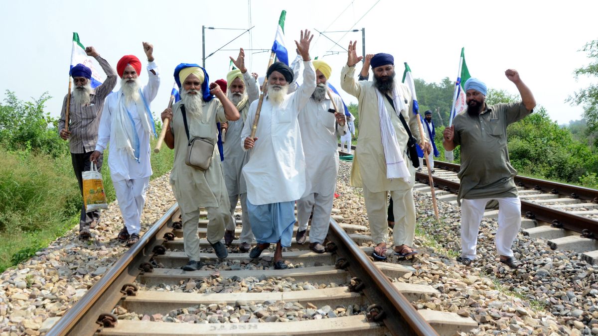 किसानों ने रोका ट्रेन… पैसेंजर्स ने जताई नाराजगी, कुल 108 ट्रेन प्रभावित