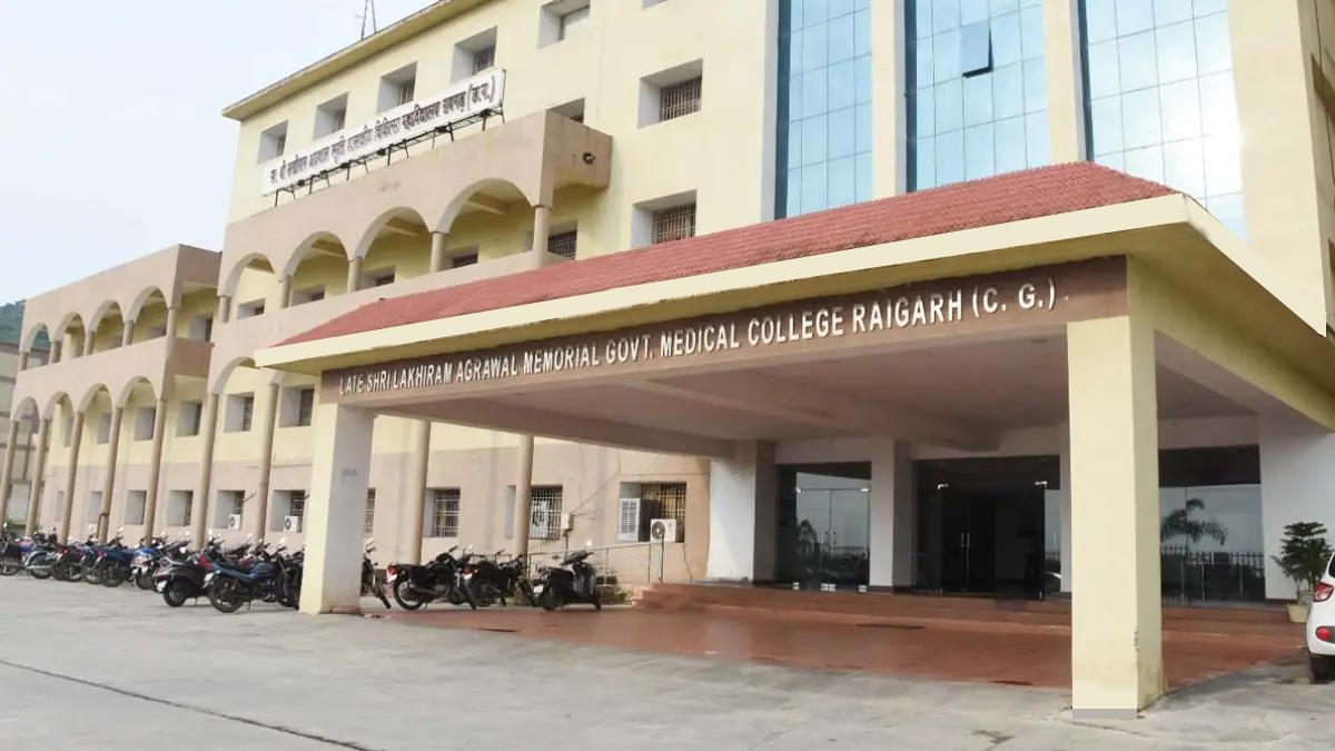 रायगढ़ मेडिकल कॉलेज के 50 जूनियर डॉक्टरों की नौकरी पर मंडराया खतरा, जानिए क्या है मामला…
