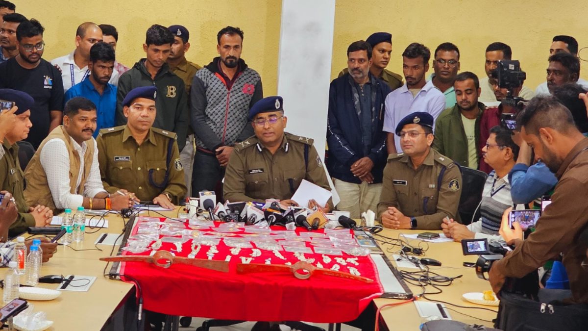 पुलिस ने गैंती गैंग का किया पर्दाफाश: 3 चोर समेत दो ज्वेलर्स और सहयोगियों को किया गिरफ्तार, 2 दर्जन से अधिक चोरी की वारदातों को दे चुके हैं अंजाम
