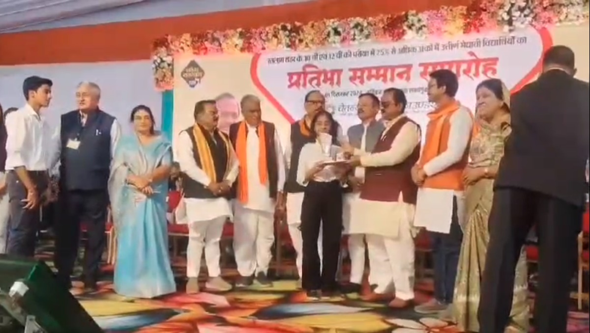 MP के 3 मंत्री पहुंचे रतलाम: 2000 से ज्यादा मेधावी स्टूडेंटस का किया सम्मान, मजाक करते हुए बोले मंत्री विजय शाह- ’93 छोड़ो, मंच पर बैठे एक भी नेता के 85 प्रतिशत भी नहीं आए होंगे