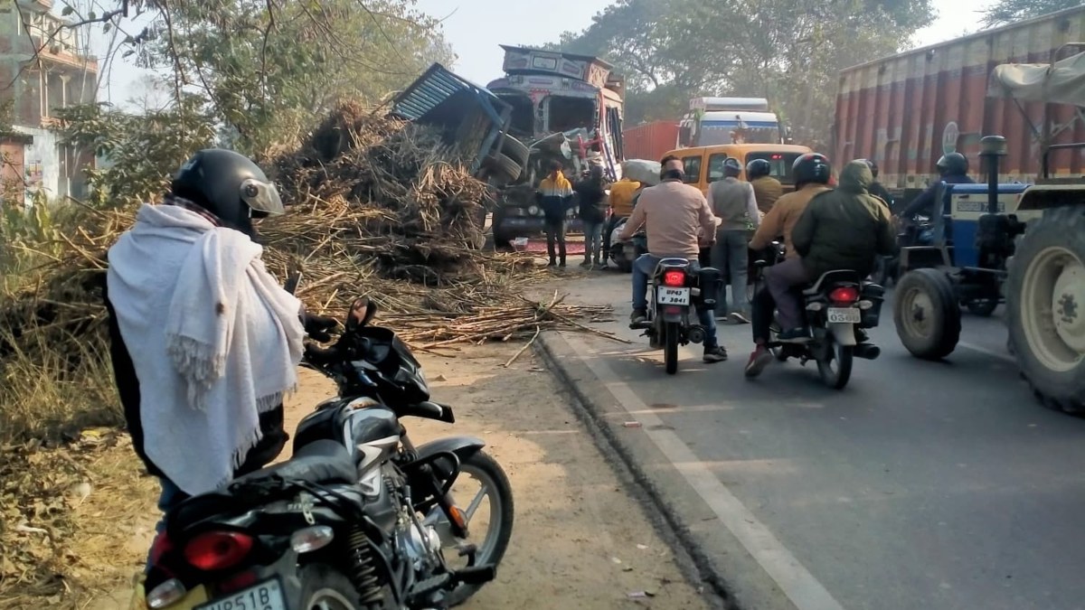 अजान-खीरी में भीषण सड़क हादसा : ट्रैक्टर की चपेट में आने से मासूम की मौत, घर में पसरा मातम