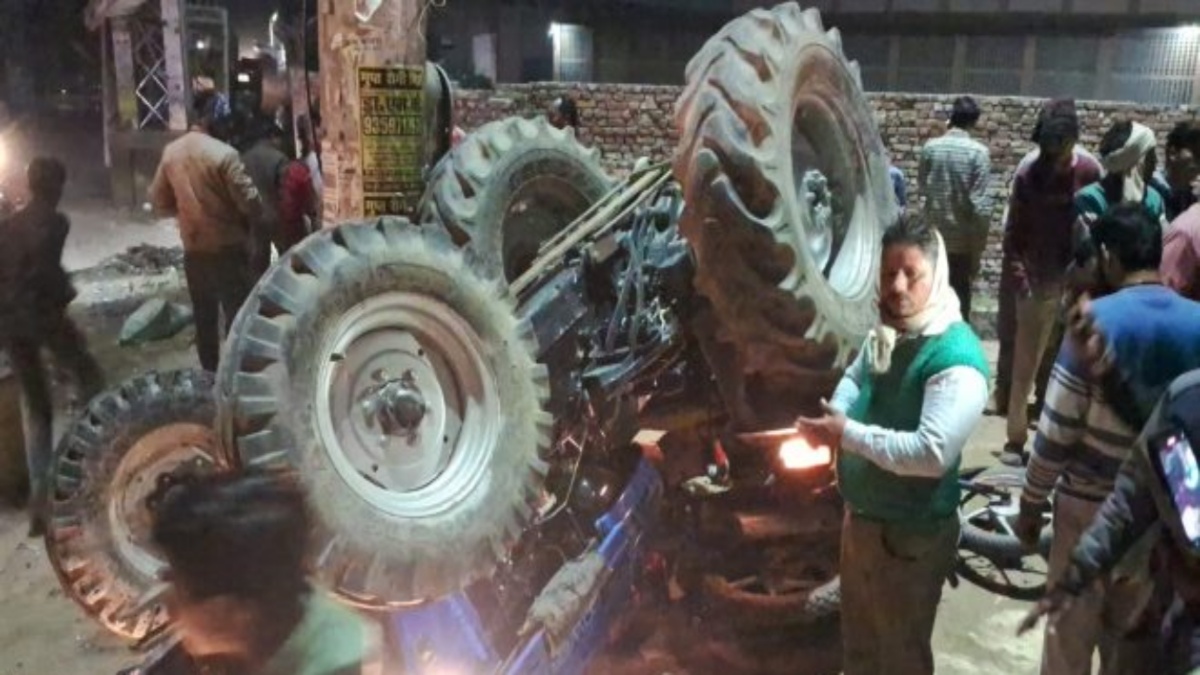 बदायूं में भीषण सड़क हादसा, तेज रफ्तार ट्रैक्टर हाईवे पर पलटी, 6 लोग गंभीर रूप से घायल
