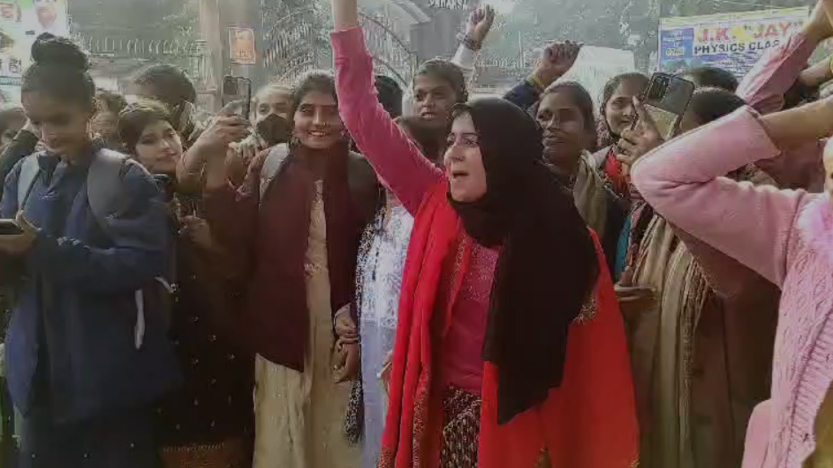 Saharsa News: सड़क जामकर महिला कॉलेज की छात्राओं ने किया प्रदर्शन, प्रमोटेड और फॉर्म भरने में ज्यादा फीस लेने का जताया विरोध