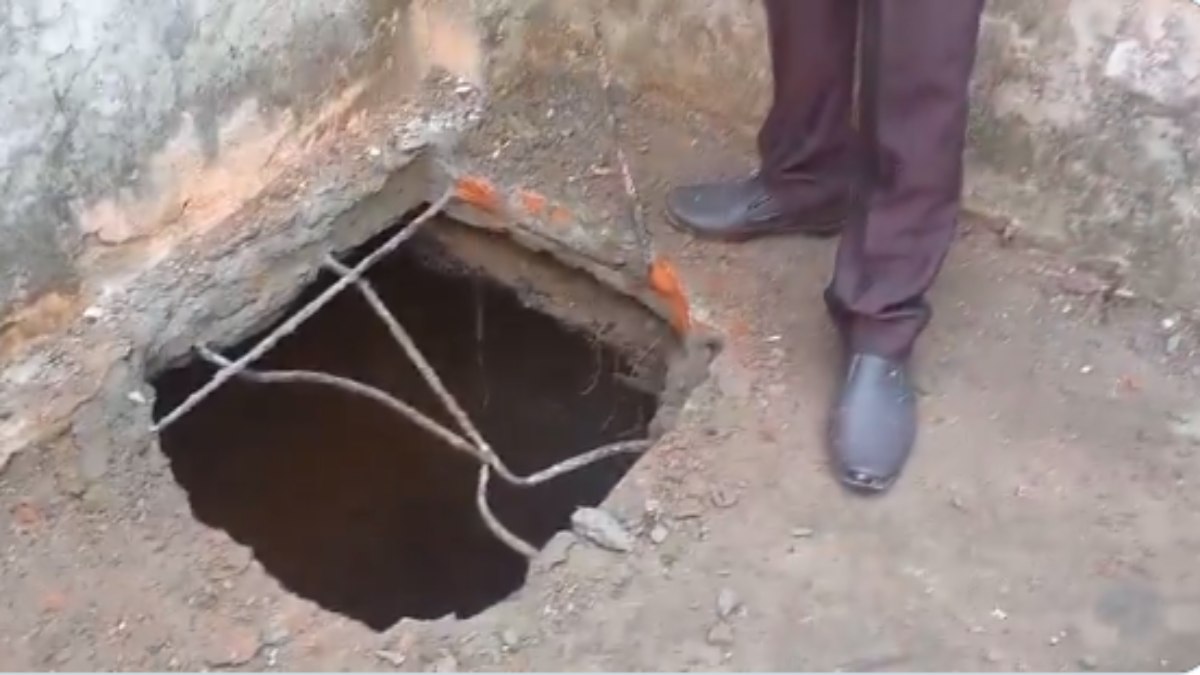 संभल में मिला एक और कुआं, स्लैब डाल कर दिया था बंद, बीजेपी नेता ने ढूंढ कर खुदवाया