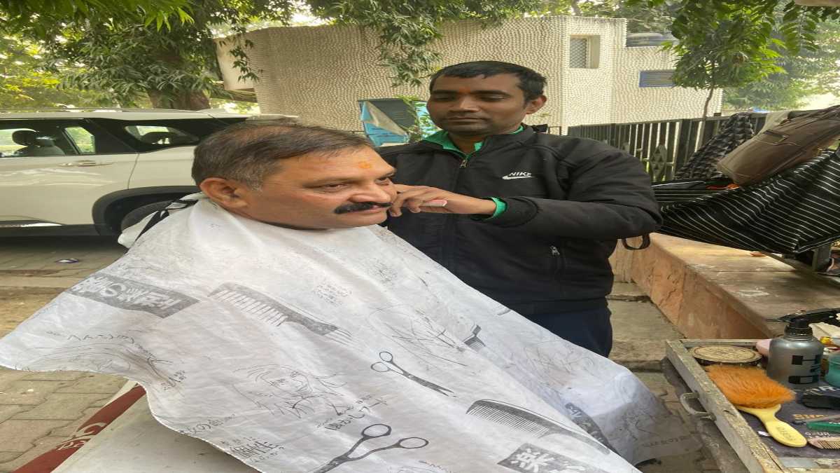 सड़क किनारे सैलून में बाल कटवाते दिखे भाजपा सांसद संतोष पांडेय, बताई हीरा ठाकुर के जज्बे की कहानी