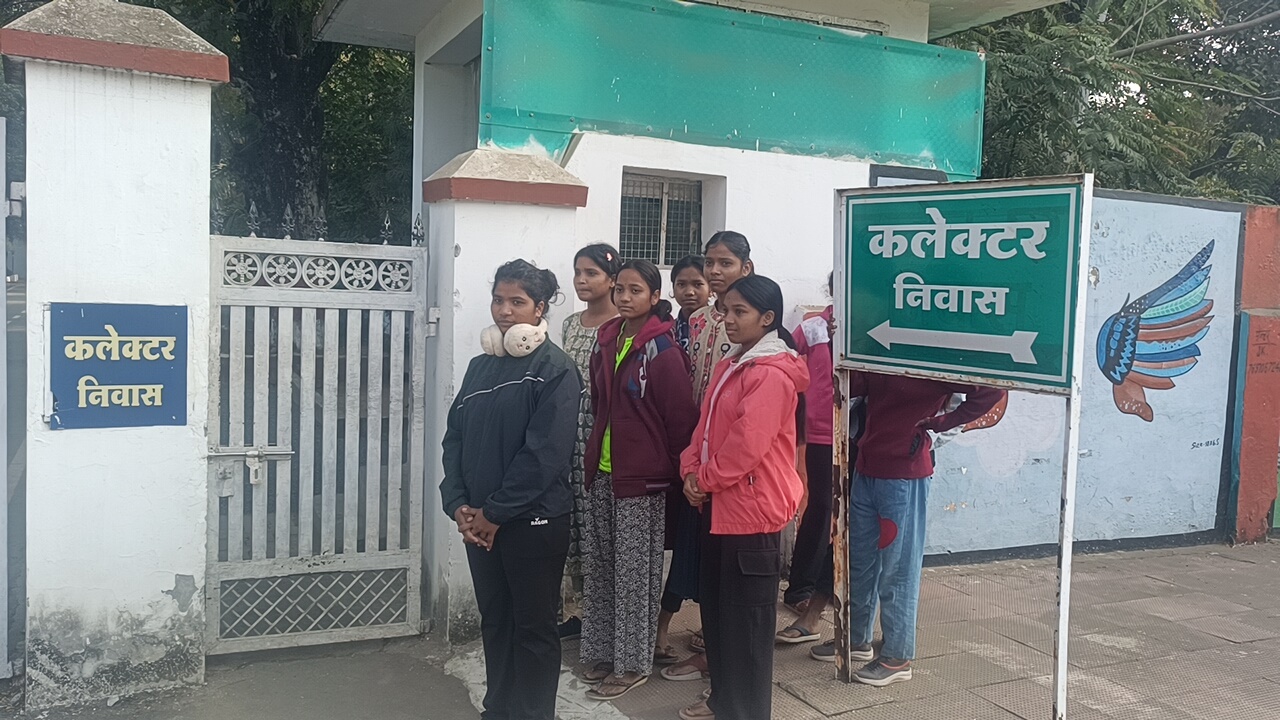 पानी दिला दो कलेक्टर साहब: सुबह होते ही DM के बंगले पहुंची छात्राएं, समस्या सुनते ही अफसर ने DEO को दिए ये निर्देश