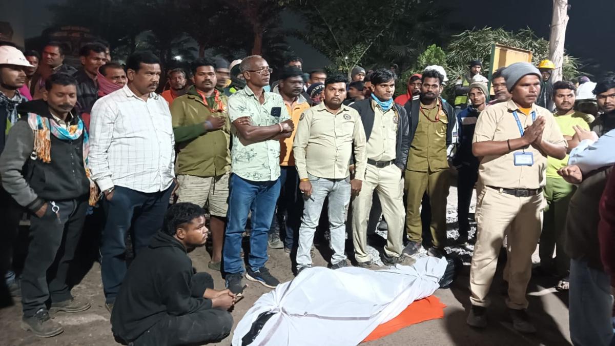 श्री सीमेंट फैक्ट्री में बड़ा हादसा: सीने में दर्द से तड़प रहे ड्राइवर की हाइवा से कुचलकर मौत, चालक संघ गेट पर शव रखकर कर रहा प्रदर्शन