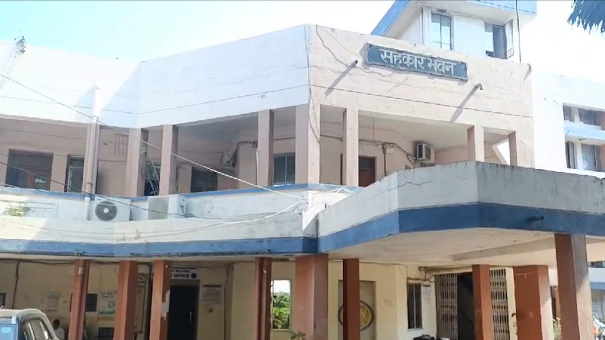 किसानों के बैंक खाते में हेरा-फेरी करने वाले सहकारी बैंक के दो कर्मचारी बर्खास्त, एक का हुआ  डिमोशन…