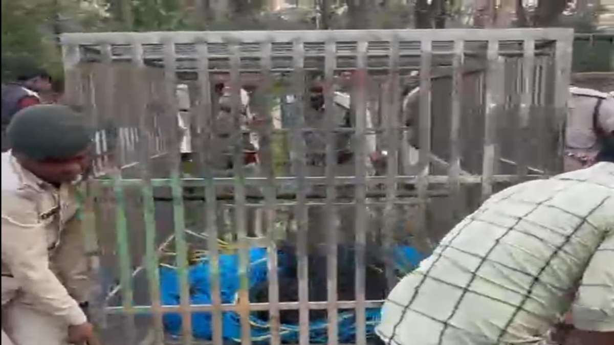 घायल बच्ची की मां ने दिखाया साहस : पकड़ा गया आदमखोर तेंदुआ, लेकिन बॉडी में हलचल नहीं, अब जंगल सफारी शिफ्ट करने की तैयारी