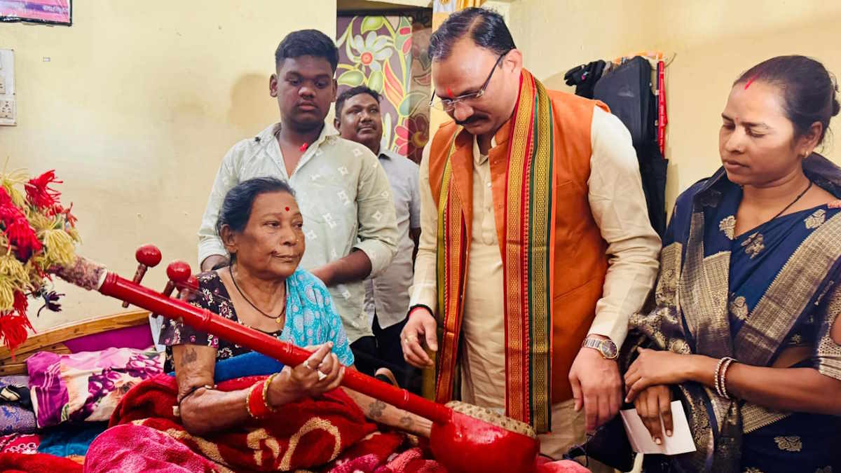 पद्मविभूषण तीजन बाई से मिलने पहुंचे स्वास्थ्य मंत्री जायसवाल, कहा- इलाज में नहीं होगी कोई कमी, मुख्यमंत्री विष्णुदेव साय ने दिए हैं निर्देश…