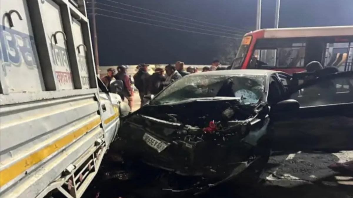 वाराणसी-लखनऊ हाईवे पर सड़क हादसा : 5 गाड़ियां आपस में भिड़ी, हादसे में 2 लोग हुए घायल