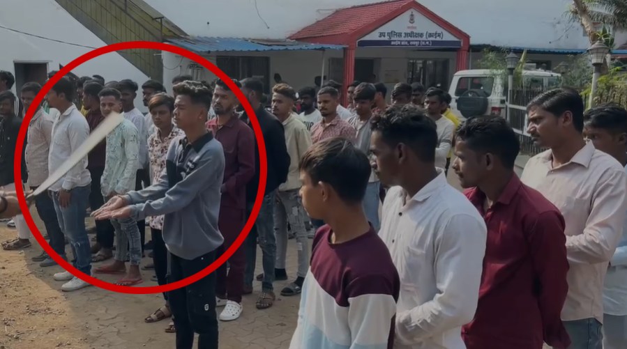 Reels डालकर ‘भाई’ बनने वालों की रायपुर पुलिस ने ऐसे की सोटाई… देखें Video