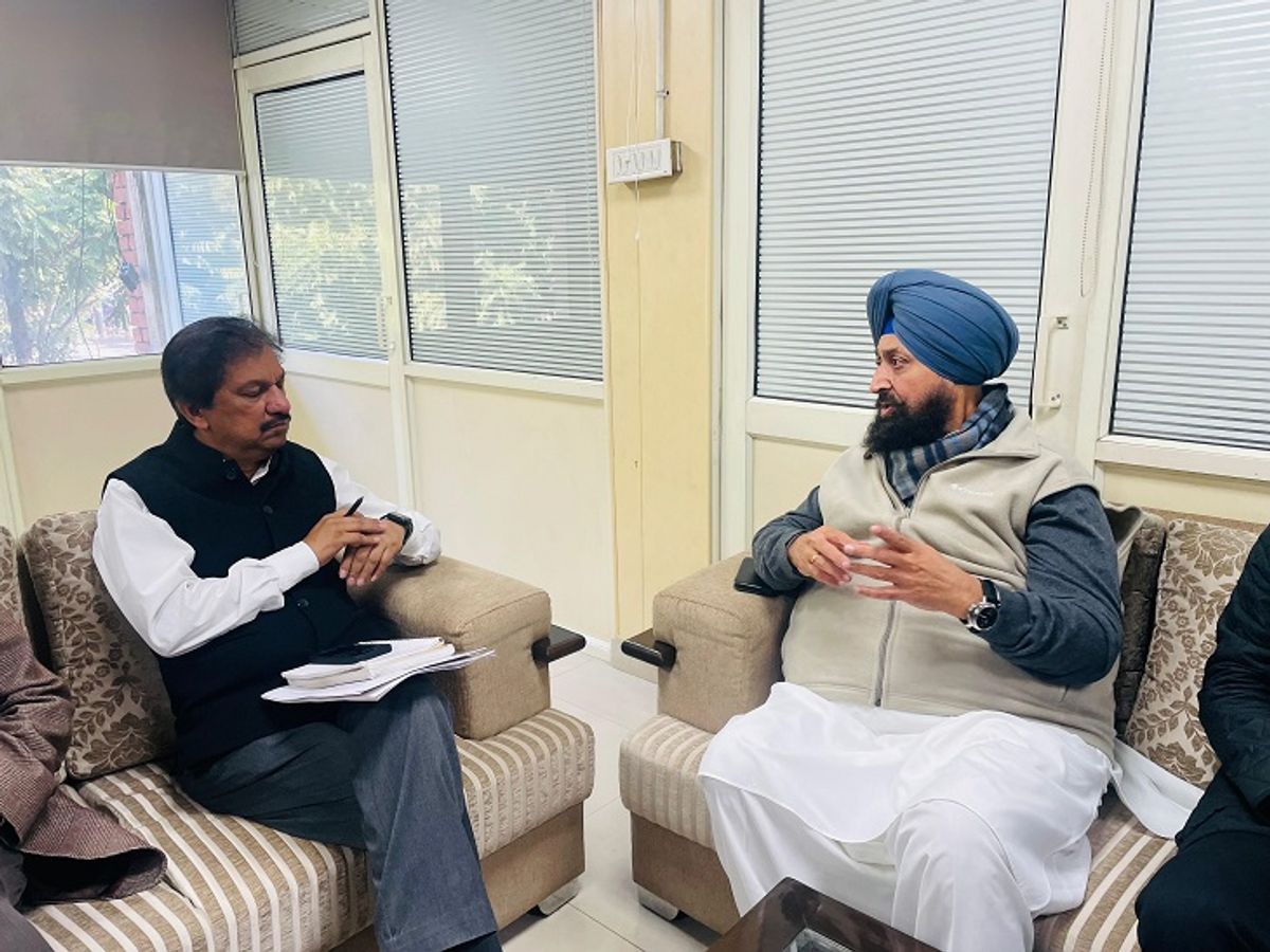 चुनाव आयोग से मिले प्रताप बाजवा, AAP पर लगाया चुनावों में गुंडागर्दी करने का आरोप