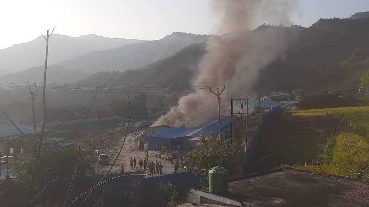मलेथा में बड़ा हादसा : रेलवे प्रोजेक्ट कर्मचारियों के हट्स में लगी आग, सारे सामान जलकर राख