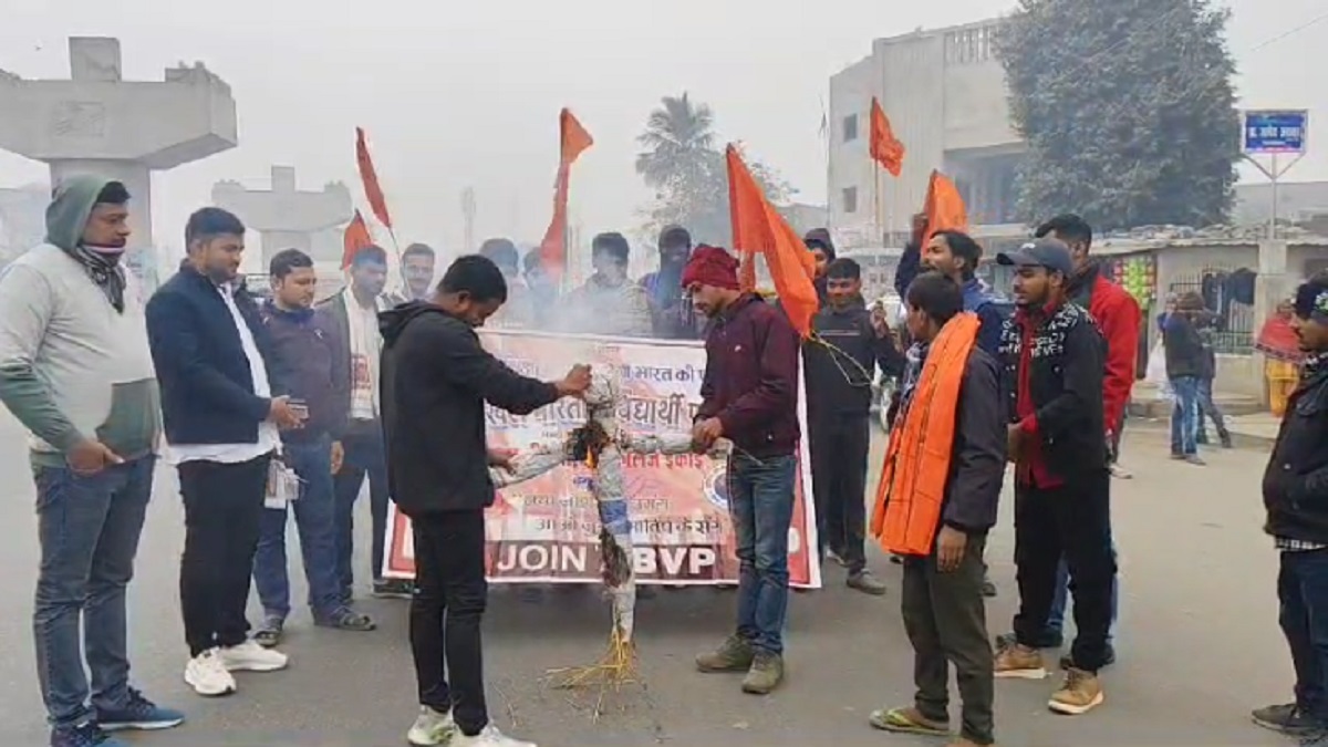 जिला शिक्षा कार्यालय में हो रहे लूट-खसोट और राजनीति के खिलाफ फूटा ABVP का गुस्सा, कार्यकर्ताओं ने फूंका DEO का पुतला