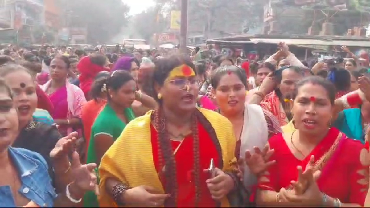 समस्तीपुर में सड़क पर उतरे हजारों किन्नरों ने जमकर काटा बवाल, थाने का किया घेराव, जानें किस बात से हैं नाराज?