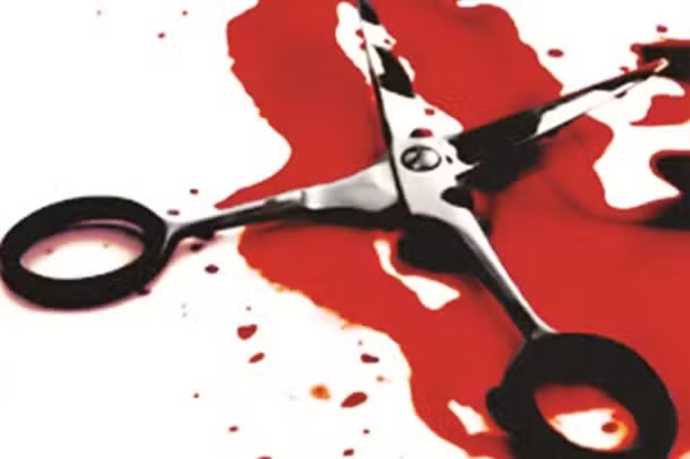 5 वर्षीय बेटे के सामने कैंची से पत्नी का गला काटा, फिर वीडियो बनाकर ऑफिस के ग्रुप में शेयर कर दिया, पढ़े  दिल को दहला और बदन को झनझना कर रख देने वाली खबर
