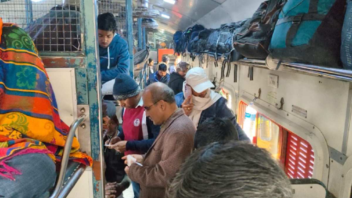 पूर्वी रेलवे के मालदा मंडल ने चलाया सघन टिकट चेकिंग अभियान, बिना टिकट के पकड़े गए 335 यात्री, लाखों की हुई वसूली
