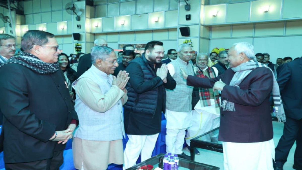 राजनीति में कुछ भी सीधा नहीं होता… राजभवन में तेजस्वी ने किया प्रणाम तो मुख्यमंत्री ने कंधे पर हाथ रख दिया आशीर्वाद, जानें तस्वीर के मायने?