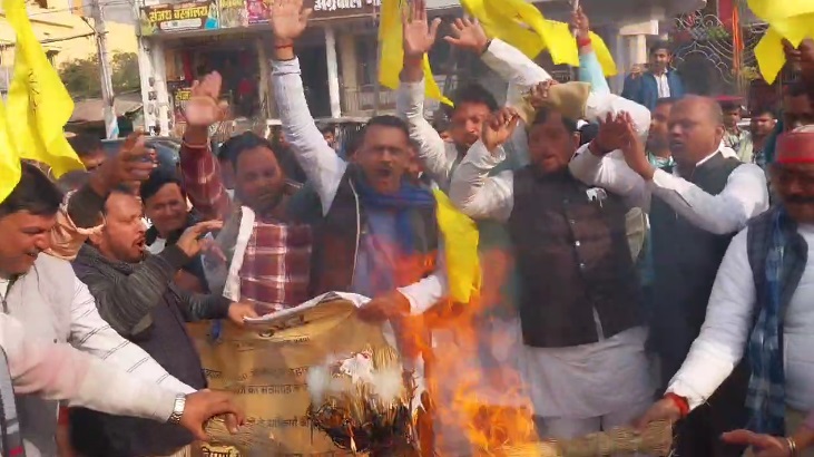 केजरीवाल के खिलाफ पूरे बिहार में उबाल, दरभंगा में सांसद गोपाल जी ठाकुर ने फूंका पूर्व सीएम का पुतला, कहा- बिहारियों के बिना दिल्ली…