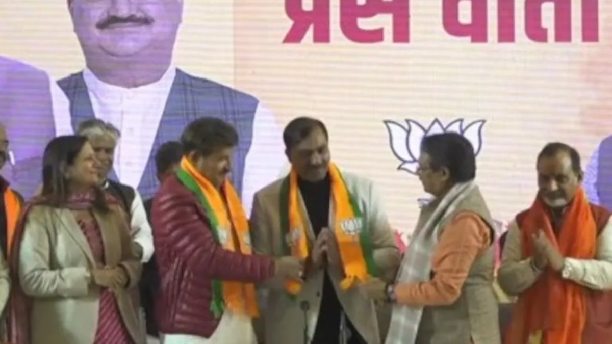 दिल्ली चुनाव से पहले AAP को बड़ा झटका: पूर्व विधायक, 2 पार्षद और संजय सिंह के प्रतिनिधि ने छोड़ी पार्टी, BJP में हुए शामिल