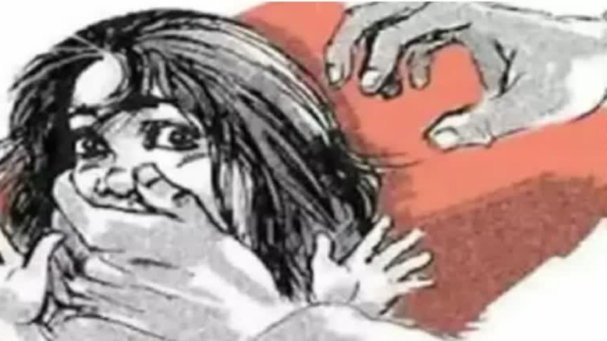 शर्मनाक: 50 साल के प्रधानाध्यापक ने दस साल की मासूम छात्रा के साथ किया रेप, पूरे गांव में आक्रोश