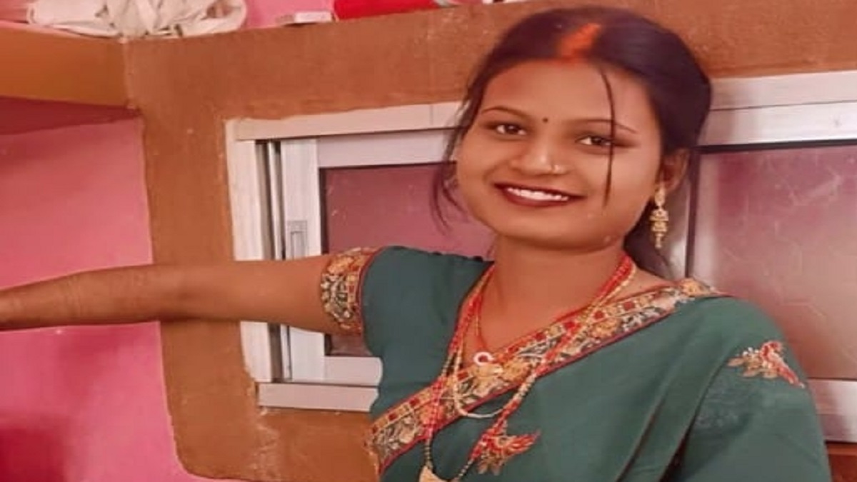 स्कूल बस की चपेट में आने से गर्भवती महिला की मौत, बाइक सवार दो अन्य गंभीर रूप से घायल, जून में हुई थी शादी
