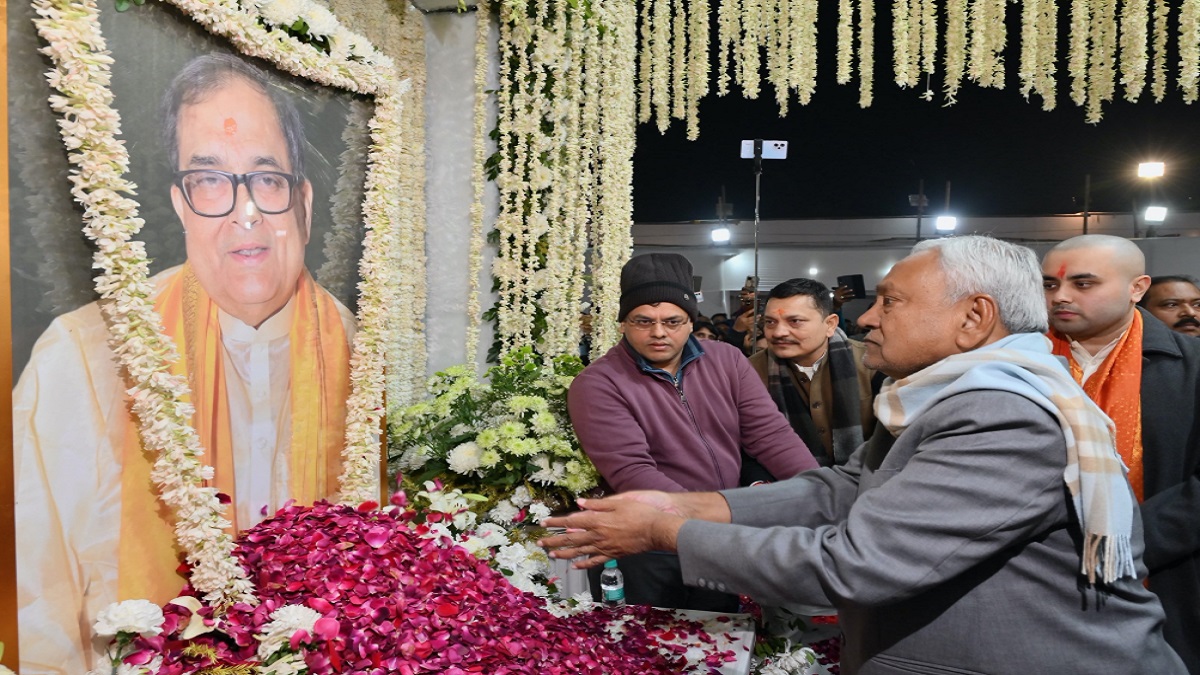 आचार्य किशोर कुणाल के श्राद्ध कार्यक्रम में शामिल हुए सीएम नीतीश कुमार, तैल चित्र पर पुष्प अर्पित की श्रद्धांजलि