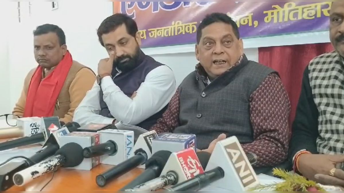 ‘खेल और राजनीति दोनों में फेल हुए तेजस्वी’, नीरज कुमार ने कहा- लालू यादव अपने छोटे भाई नीतीश कुमार को जरूर देते होंगे बधाई, जानें मामला?