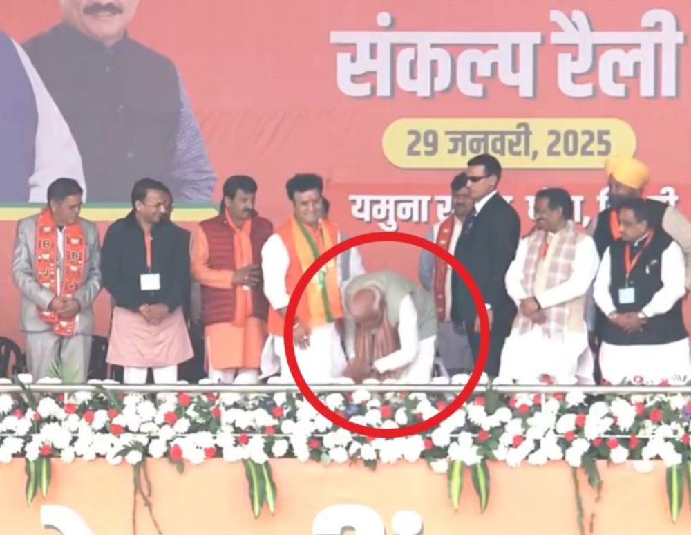 VIDEO: पीएम मोदी ने BJP प्रत्याशी के तीन बार छुए पैर, वीडियो वायरल, दिल्ली में चुनावी सभा के दौरान दिखा ये नजारा, जानें इसके पीछे का कारण
