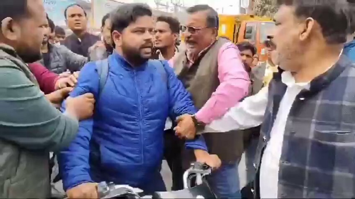बिहार बंद की आड़ में गुंडई पर उतरे पप्पू यादव के समर्थक, बीच सड़क पर घेरकर बाइक सवार युवक की पिटाई का VIDEO वायरल