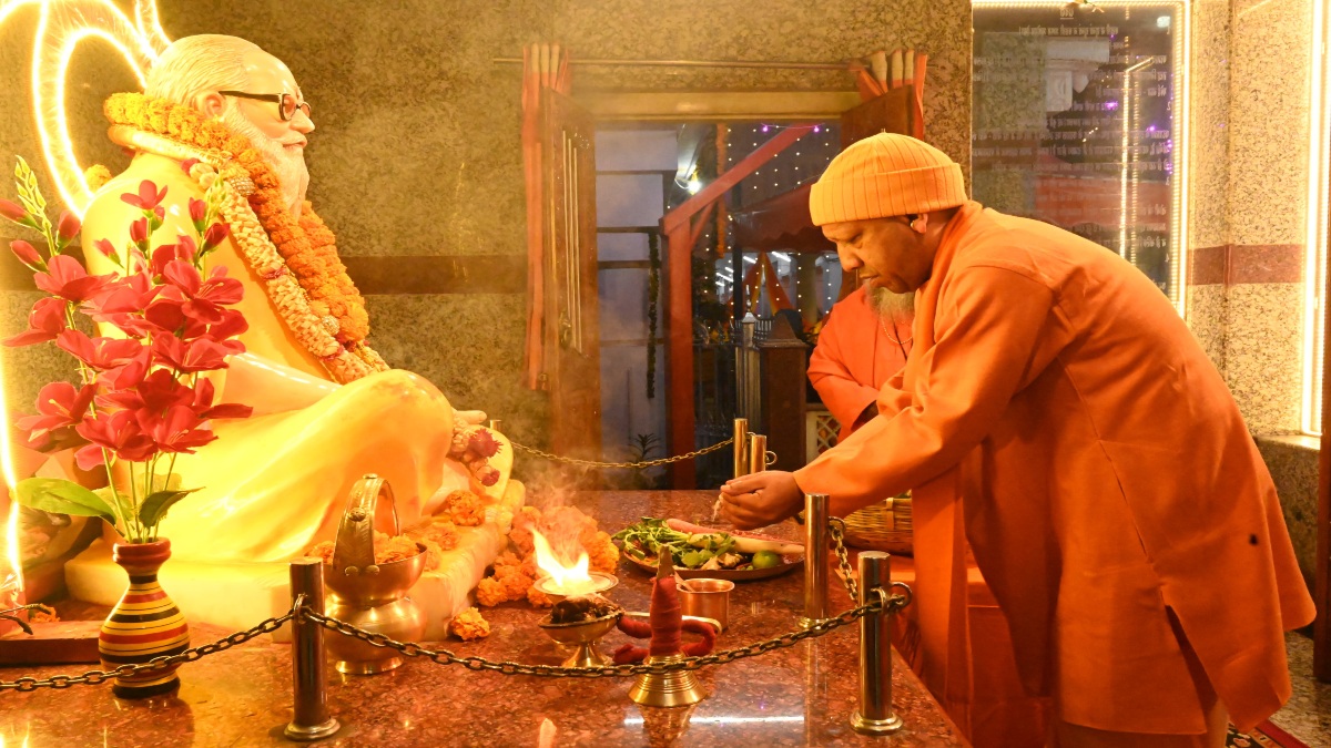 CM योगी ने बाबा गोरखनाथ को चढ़ाई खिचड़ी, लोकमंगल की कामना, बोले- मकर संक्रांति सूर्य देव को समर्पित, महाकुंभ के प्रति देश-दुनिया का आकर्षण अद्भुत