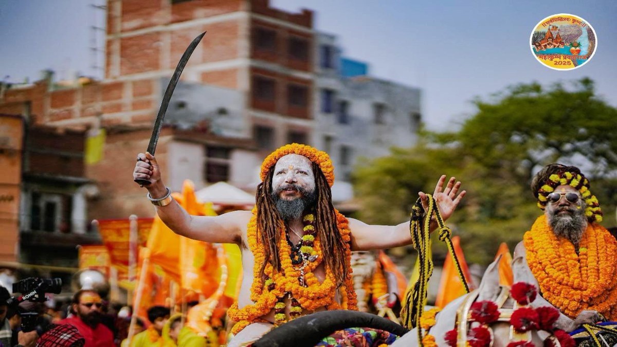 महाकुंभ 2025 : राजसी अंदाज में अटल अखाड़े ने किया मेले में प्रवेश, नागा साधुओं ने अस्त्र-शस्त्र चलाने का दिखाया करतब, जानिए छावनी प्रवेश का कब तक चलेगा सिलसिला