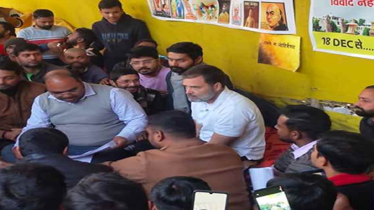 सत्याग्रह पर बैठे BPSC अभ्यर्थियों की मांग ठुकरा नहीं सके राहुल गांधी, अचानक गर्दनीबाग पहुंचे Rahul ने की छात्रों से मुलाकात