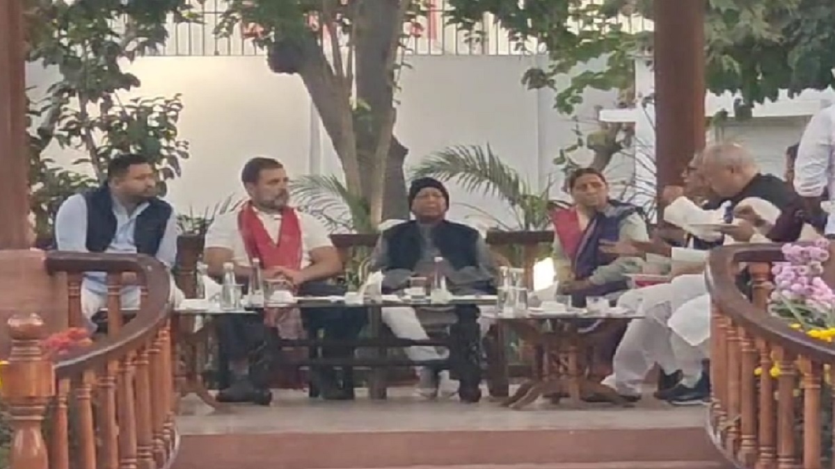 दिल्ली रवाना होने से पहले लालू आवास पर पहुंचे राहुल गांधी, विधानसभा चुनाव को लेकर हुई चर्चा