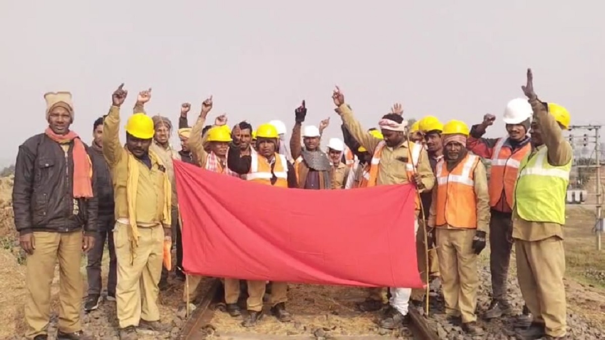 NTPC में वेतन नहीं मिलने से मजदूरों में भारी आक्रोश, रेलवे ट्रैक को किया जाम, मांगे नहीं पूरी होने पर दी आमरण अनशन की चेतावनी