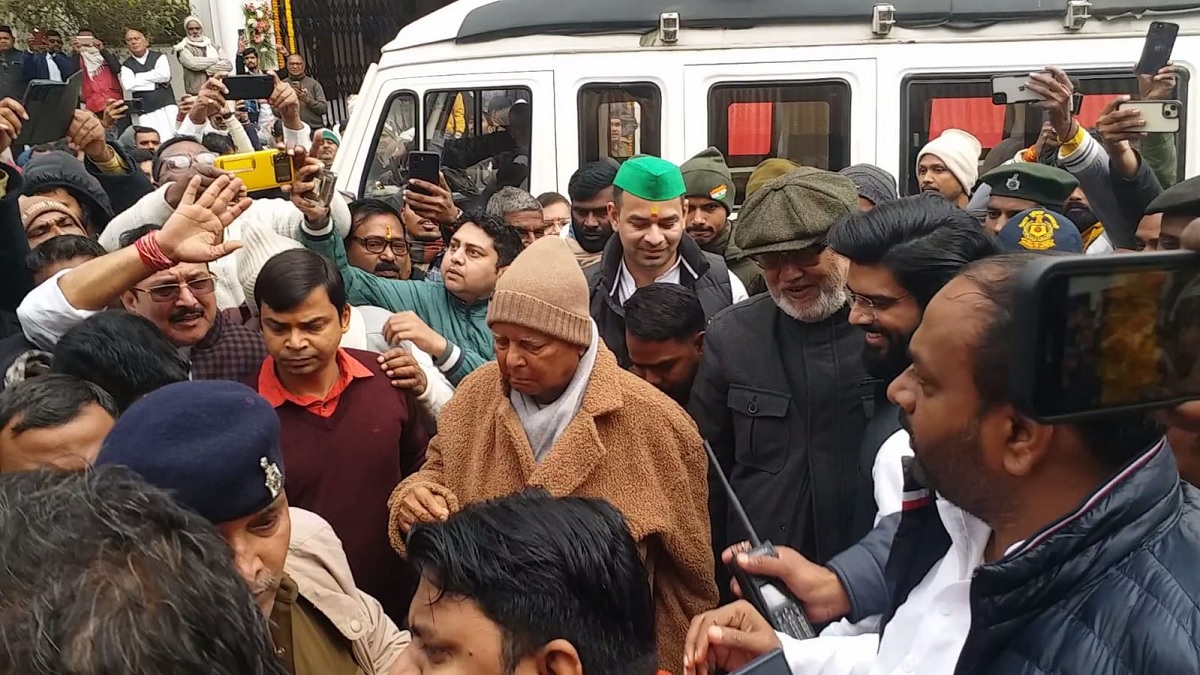 बिहार में दही-चूड़ा भोज के बहाने बदल रहा सियासी समीकरण, बटे तेज प्रताप के साथ पशुपति पारस के घर पहुंचे लालू यादव