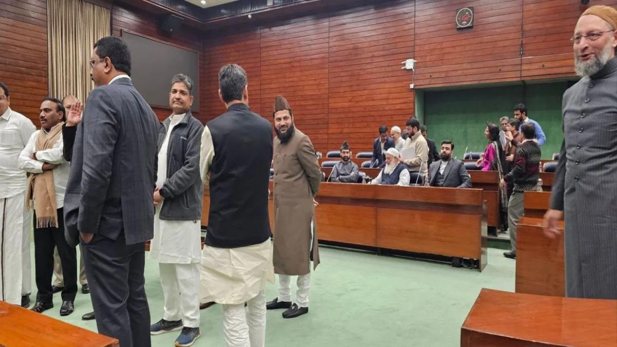 Waqf: वक्फ पर JPC बैठक में जमकर बवाल, निशिकांत दुबे और कल्याण बनर्जी में हुई तीखी नोकझोंक, ओवैसी समेत 10 विपक्षी सांसद सस्पेंड
