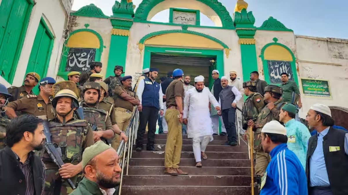 संभल मंदिर-मस्जिद विवाद : हाई कोर्ट ने सुनवाई पर लगाई रोक, हिंदू पक्ष के दावे को लेकर कही ये बात