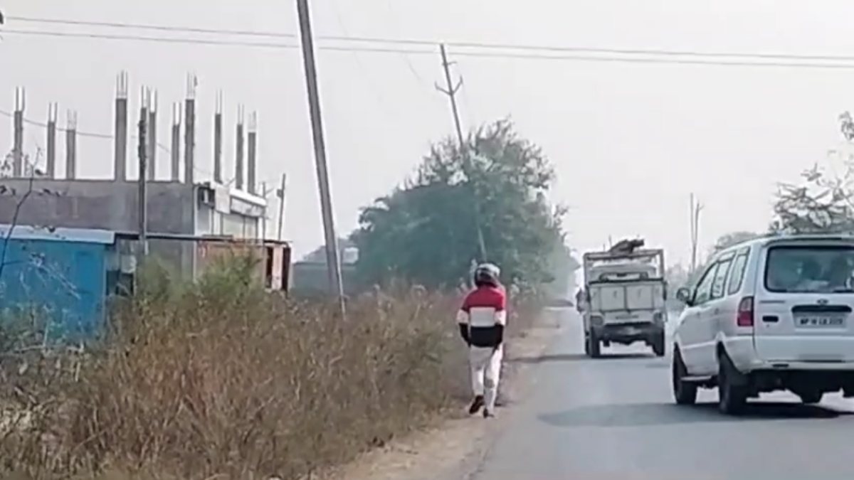 चालान के डर से पैदल चल रहे युवक ने लगाया हेलमेट, VIDEO वायरल, पन्ना में चालान कटने के बाद मामले ने पकड़ा तूल