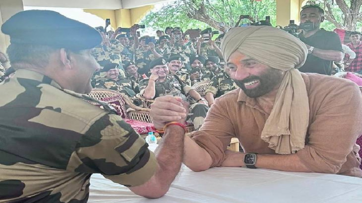 झांसी में चल रही बॉर्डर 2 की शूटिंग, सनी देओल ने आर्मी ऑफिसर से लड़ाया पंजा, फैंस बोले- ये मजदूर का हाथ है कातिया