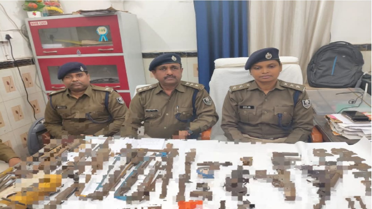 सारण में मिनी गन फैक्ट्री का भंडाफोड़, पुलिस ने मुख्य आरोपी को किया गिरफ्तार, हथियार और गन बनाने का उपकरण बरामद