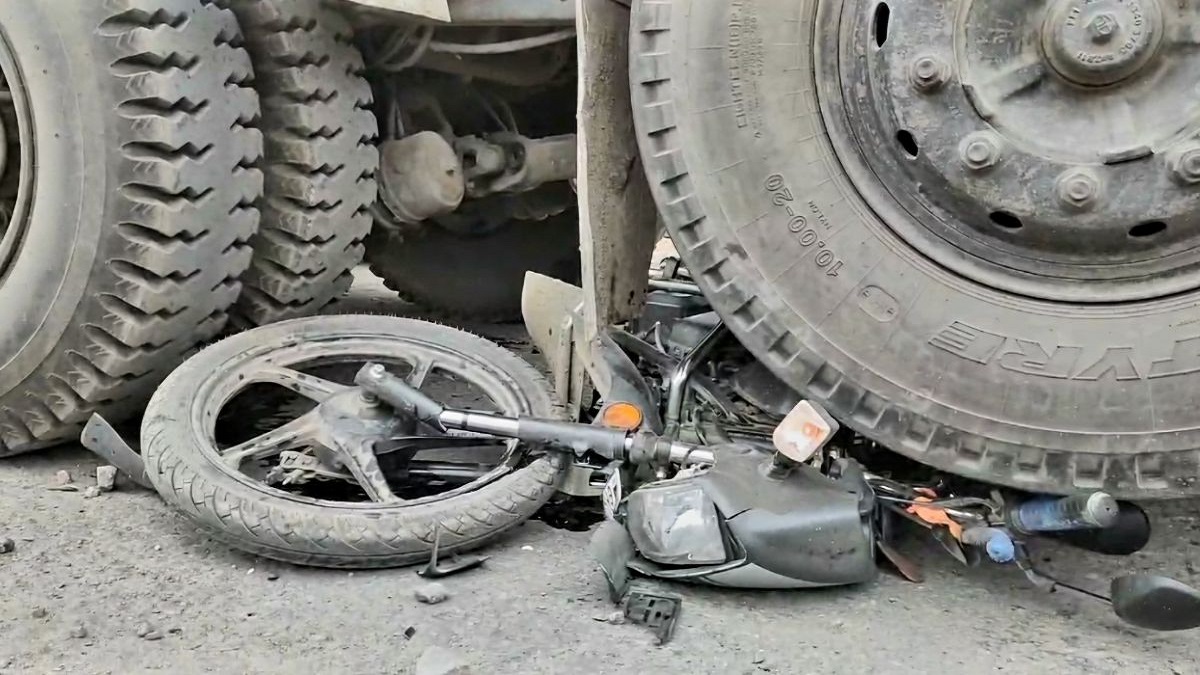 हाजीपुर में बड़ा हादसा, टैंकर ने बाइक सवार दो भाइयों को रौंदा, दोनों की मौत के बाद सड़क पर भारी बवाल, पुलिस ने किया लाठीचार्ज