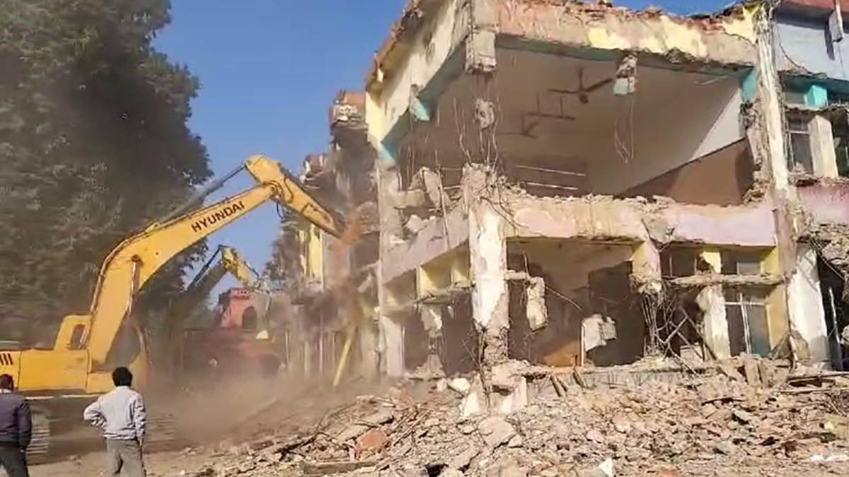Bulldozer Action : जमींदोज हुआ बिलासपुर का मिशन अस्पताल, 1885 में हुई थी स्थापना, अस्पताल के नाम पर चलाई जा रही थी चौपाटी…