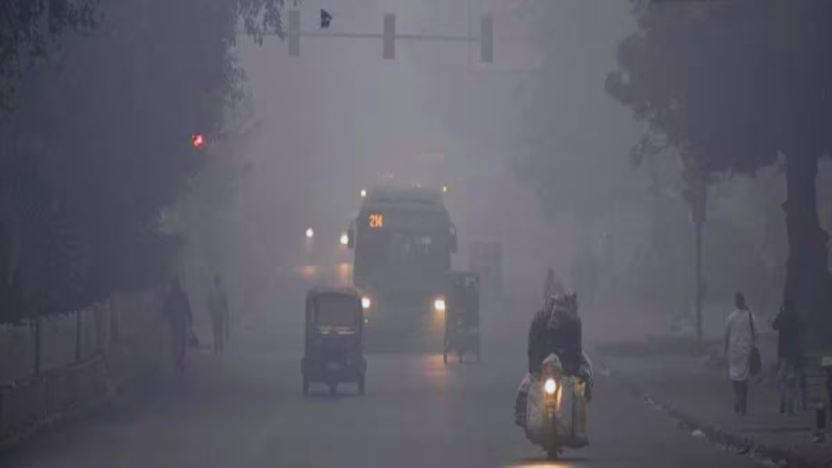 Delhi Weather: दिल्ली में अगले 3 दिन शीतलहर और कोहरे का अलर्ट, बारिश ने बढ़ाई ठिठुरन