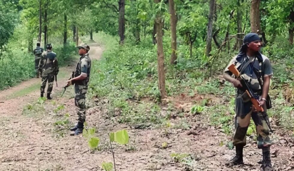 Naxal Encounter Update: ओडिशा-छत्तीसगढ़ पुलिस के संयुक्त अभियान में 15 माओवादी ढेर, सर्च ऑपरेशन जारी…