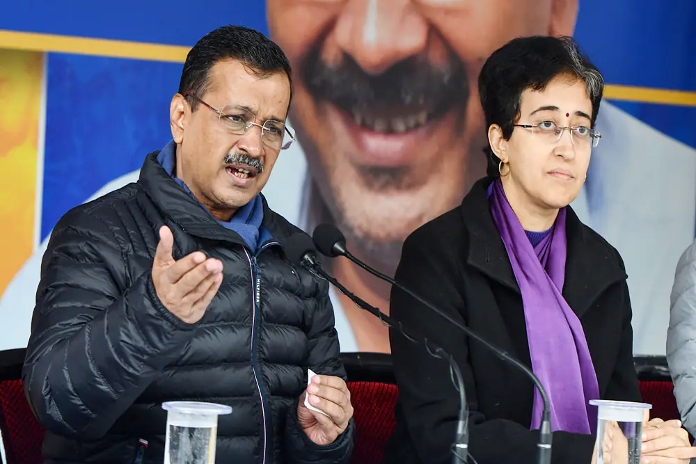 Delhi Election 2025: CM आतिशी के खिलाफ FIR दर्ज होने पर केजरीवाल ने दी प्रतिक्रिया, कहा- इनके नेता खुलेआम पैसा बांटते हैं तब….
